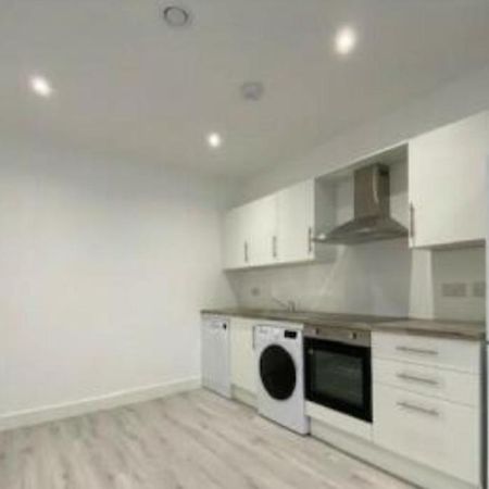 A Beautifully Furnished Master Bedroom In A Shared Apartment Aylesbury  Extérieur photo