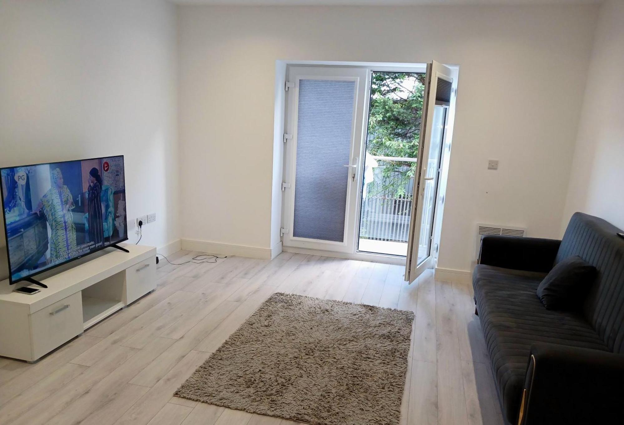A Beautifully Furnished Master Bedroom In A Shared Apartment Aylesbury  Extérieur photo